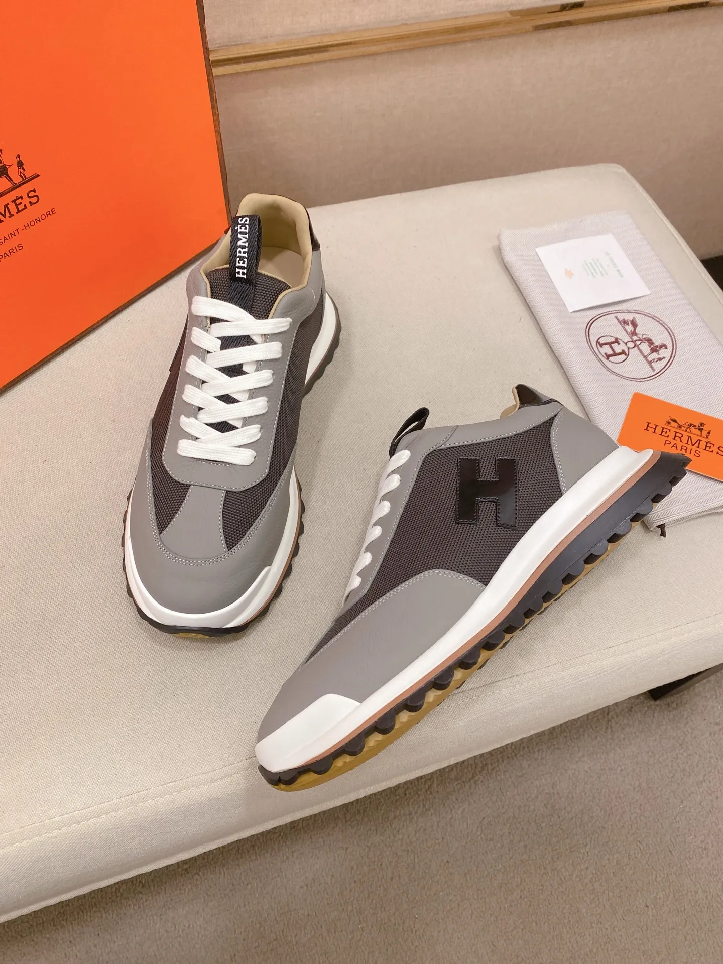 Men's shoes💰: 640💰HERMES/Hermes Leader sneakers! Tech twill, calfskin and suede goatskin sneakers featuring paneled multicolor twill, calfskin and suede. Lightweight geometric sole for a stylish urban look. Product details: White and orange rubber sole Black rubber sole with orange rubber insert Light natural leather insert White rubber toe cap Beige lambskin insole and lining Cotton strap, rubber lettering Sole height: 4cm Size: 38-39-40-41-42-43-44 (45.46 custom-made)